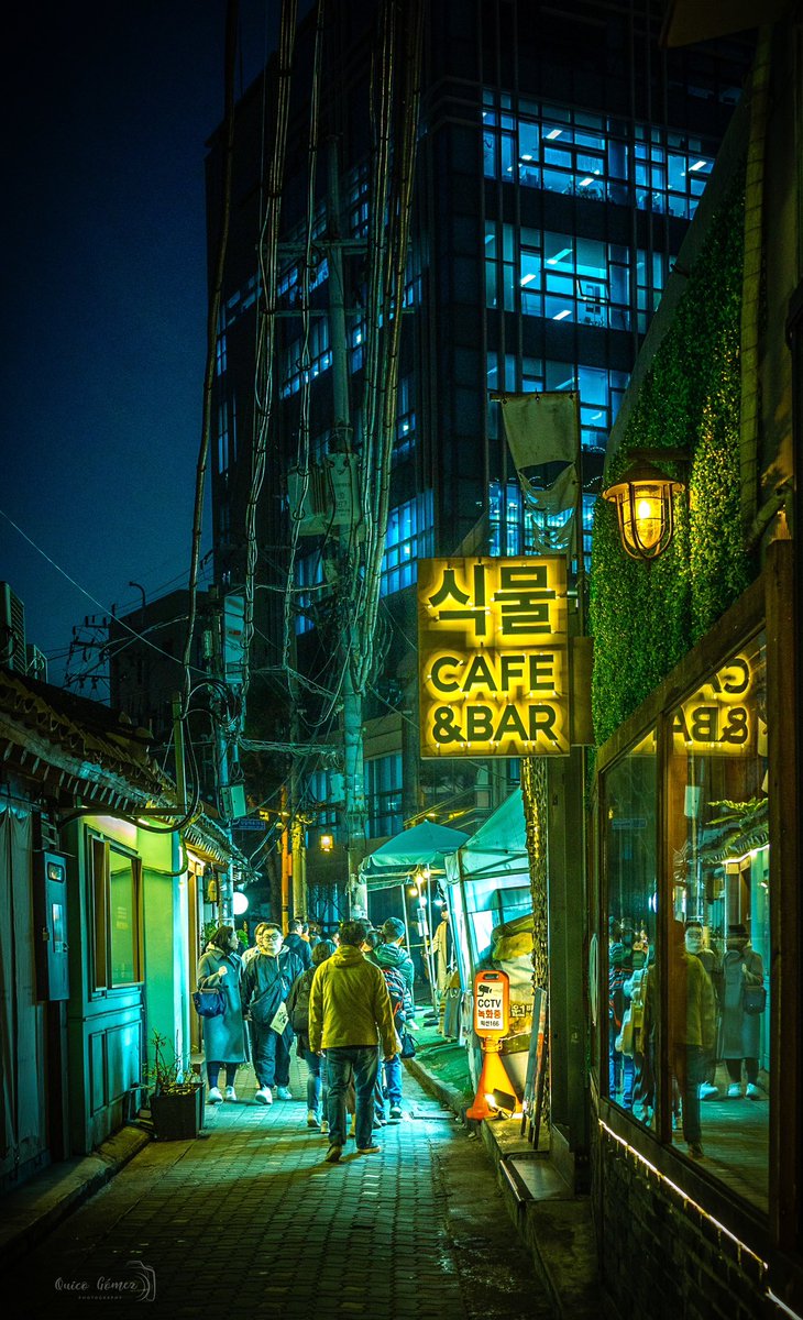 socelquico's tweet photo. Streets of #Seoul.  Da igual en que rincón de Seoul estés, siempre encuentras un lugar al que seguro te estarías un rato fotografiando.  #streetphotography #SouthKorea #citylights @VisitSeoul @CanonEspana #r6 @Lightroom @Photoshop https://t.co/BLXFb88Iho