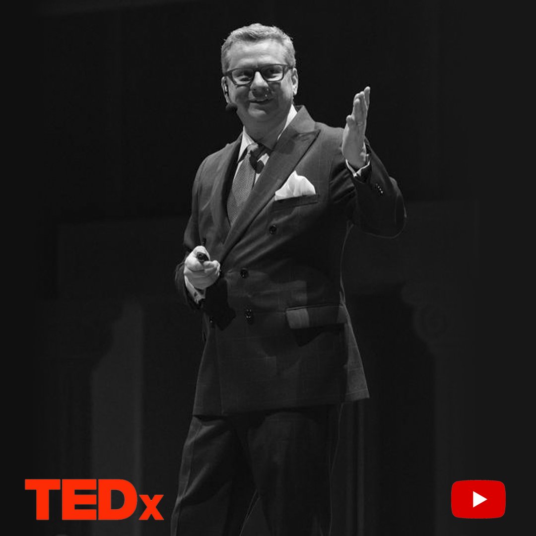 En esta charla quiero llevarlos a un recorrido emocional y sensorial a través de la cocina y la nostalgia. Desde mi infancia entre fogones, hasta la oportunidad de cocinar para dignatarios y personalidades como la reina Isabel II, Tony Blair, David Bowie y muchos otros, he