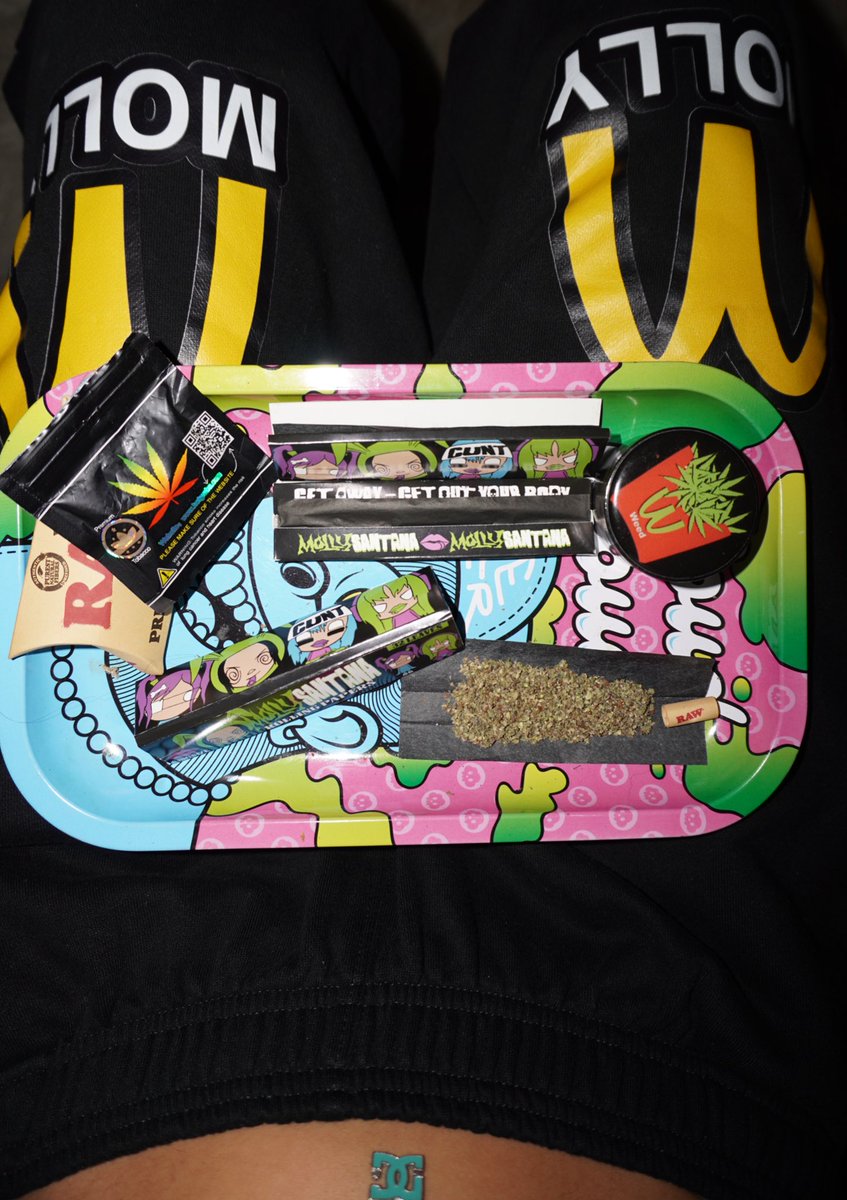 mollysantana00's tweet photo. black money black papers black teeth https://t.co/FTq7coFXbx