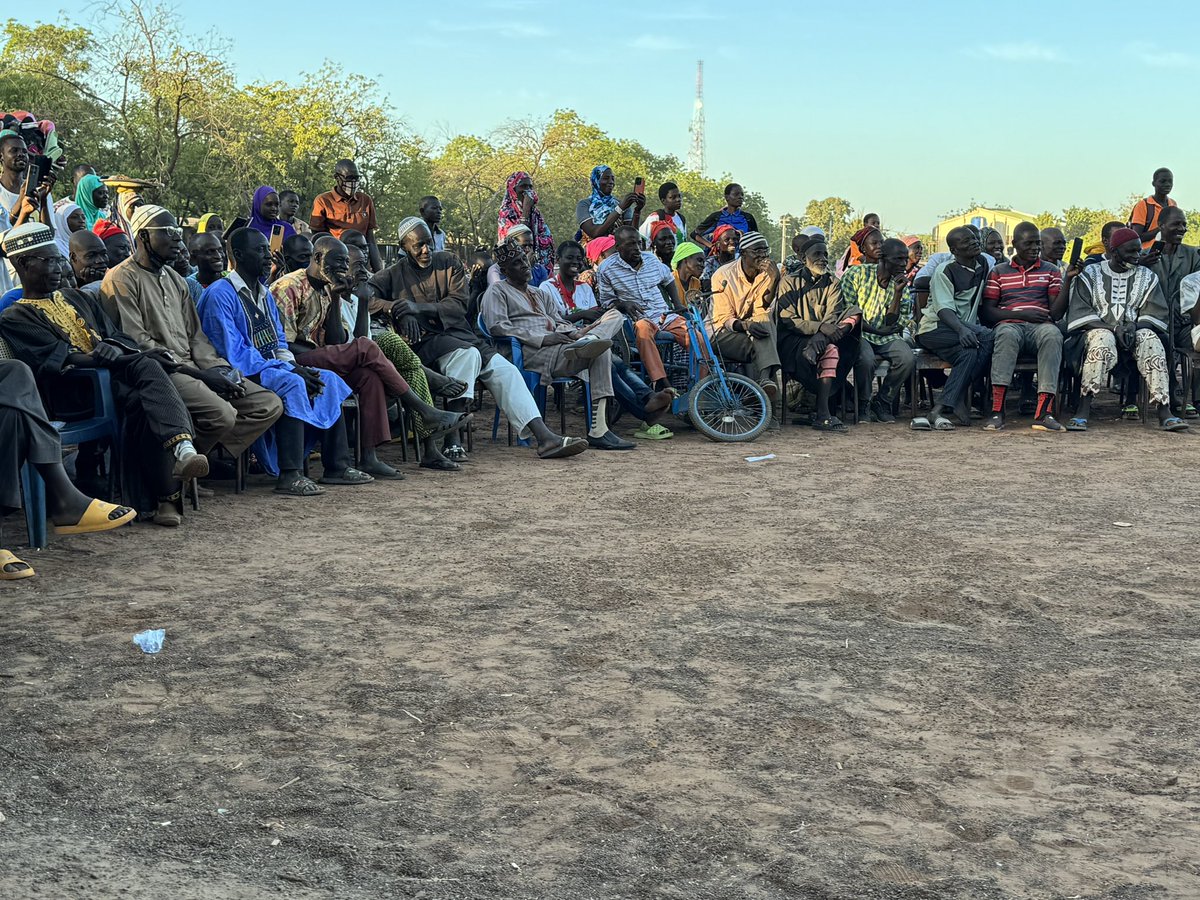 MauriceAz's tweet photo. In Fada Ngourma 🇧🇫 , I joined a forum theater activity 🎭 tackling gender-based violence in crisis settings. A compelling focus on men's roles in driving change. Over 150 IDPs and host community members mobilized for the #16Days of Activism ✊🧡. #EndGBV #ActForChange https://t.co/eyFrZSgrcC