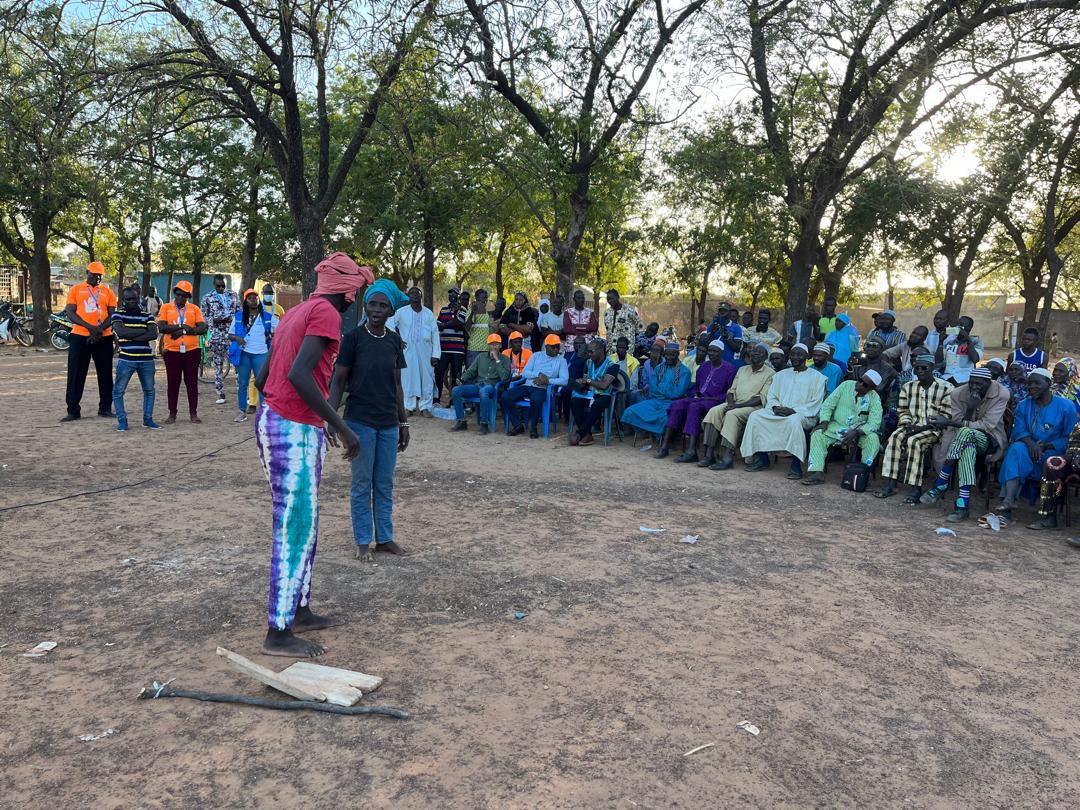 MauriceAz's tweet photo. In Fada Ngourma 🇧🇫 , I joined a forum theater activity 🎭 tackling gender-based violence in crisis settings. A compelling focus on men's roles in driving change. Over 150 IDPs and host community members mobilized for the #16Days of Activism ✊🧡. #EndGBV #ActForChange https://t.co/eyFrZSgrcC