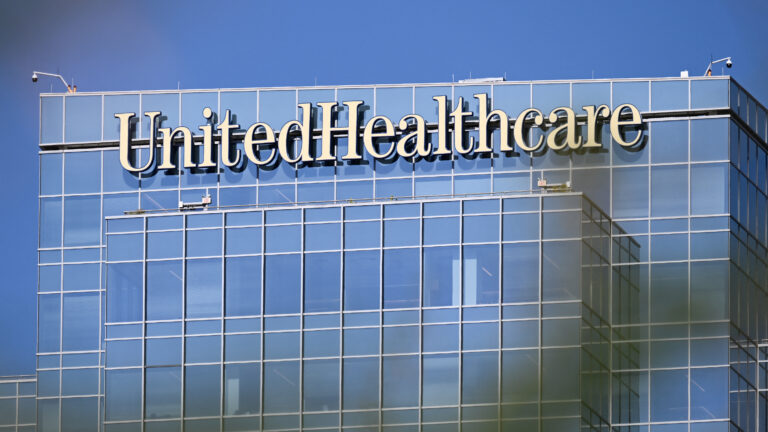 MariwoOgum's tweet photo. Empresa de saúde privada UnitedHealth utilizava algortimo com 90% de recusas aos benefícios. O CEO Brian Thompson levou tiros pelas costas em Nova Iorque. No local do crime, foi encontrada cápsula de bala escrito "negado".
Um mundo onde não existe SUS. https://t.co/5QPN3KWQxx