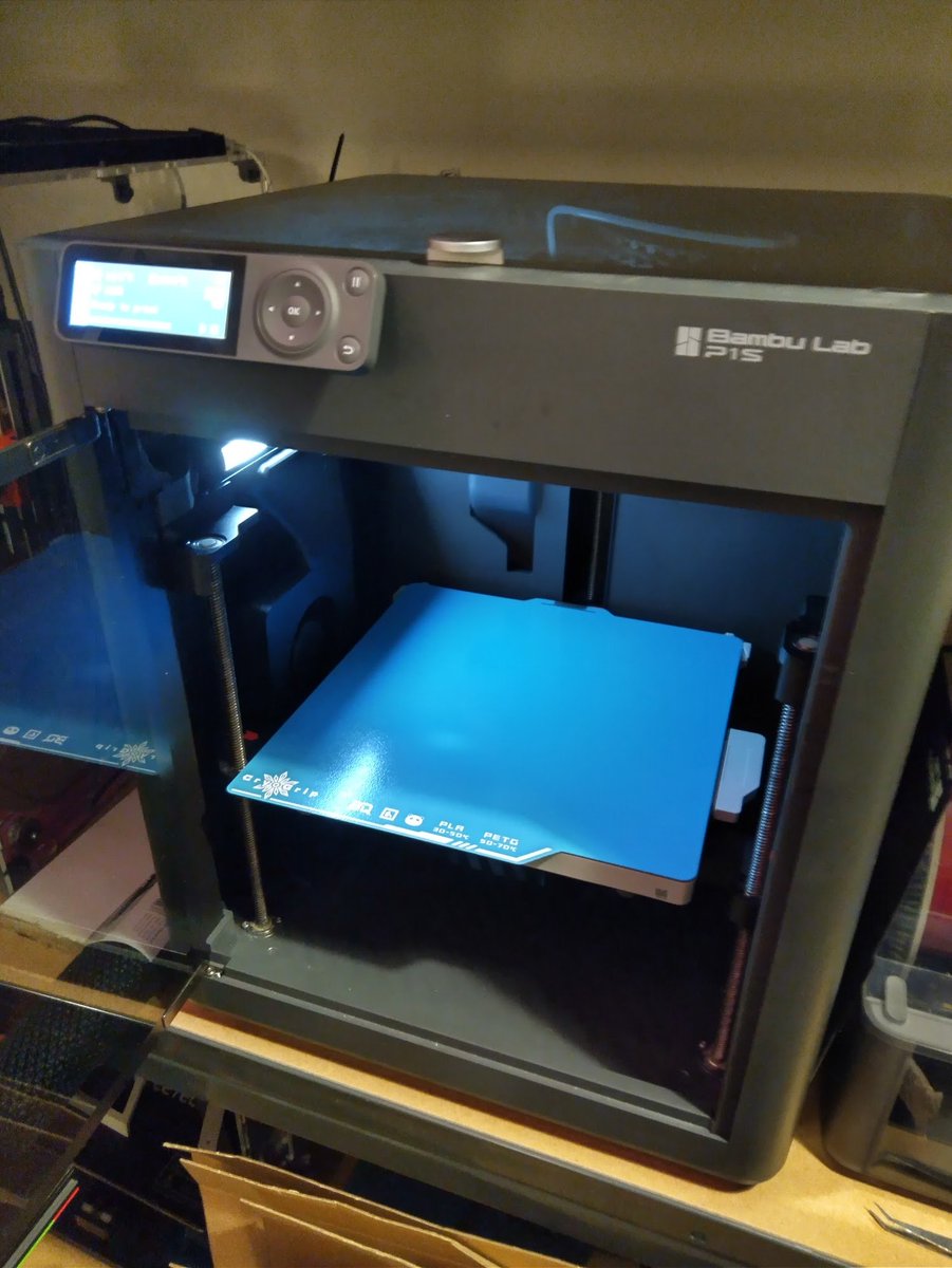 remcoder's tweet image. Thank you Sinterklaas for this ❄️ FrostBite❄️ build plate from @BIQU_3Dprinter! Now I can enjoy #3dprinting at lower temps.