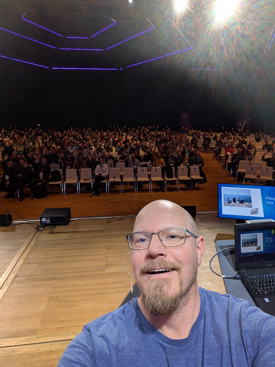 xosofox's tweet photo. First time ever on a stage like this, I had an amazing time at #SymfonyCon
Asked them to say Hi to my kids when I took the picture. https://t.co/Pc6rahbU5Z