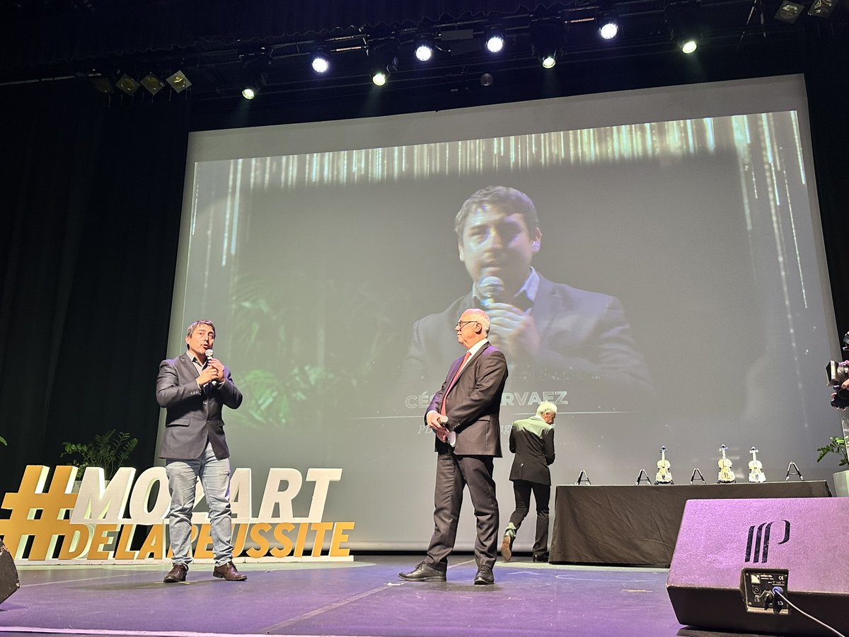 cercle_mozart's tweet photo. #Mozartdelareussite PRIX DES TRANSITIONS đ
Gilles LEBRUN, Pdt du Directoire de la @CaissepargneLR , monte sur la scĂšne du @PasinoLGM afin de rĂ©compenser CĂ©sar NARVAEZ, PDG de #NXOengineering : dĂ©vel. tech. & commercial de procĂ©dĂ©s innovants & automatisĂ©s dans le dom. de lâeau. https://t.co/x5PVsQelF6