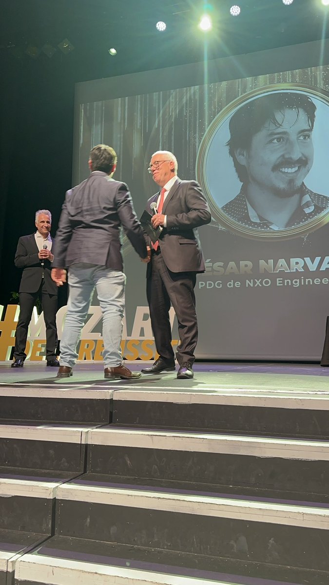 cercle_mozart's tweet photo. #Mozartdelareussite PRIX DES TRANSITIONS đ
Gilles LEBRUN, Pdt du Directoire de la @CaissepargneLR , monte sur la scĂšne du @PasinoLGM afin de rĂ©compenser CĂ©sar NARVAEZ, PDG de #NXOengineering : dĂ©vel. tech. & commercial de procĂ©dĂ©s innovants & automatisĂ©s dans le dom. de lâeau. https://t.co/x5PVsQelF6