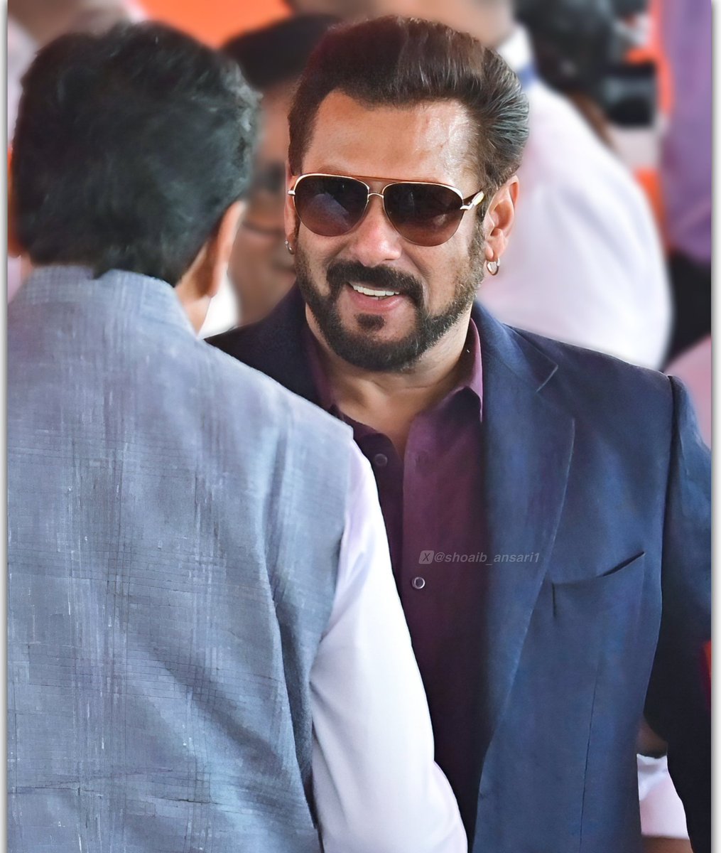 Freak4Salman's tweet photo. Nothing is more precious than seeing #SalmanKhan happy &amp; smiling. 🤌❤️ https://t.co/gt6FS9iLwL