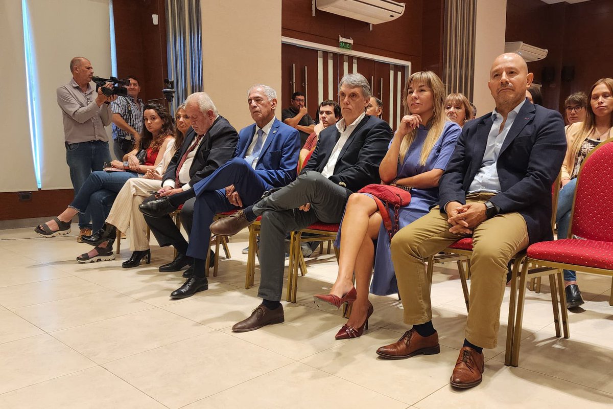 Pablokosiner's tweet photo. Partícipe de la presentación del “Compendio Jurídico del Boletin Oficial de la Provincia de Salta”.
Felicitaciones a su Directora @VRestom a su equipo y a @GobiernoSalta 
Este trabajo permitirá a cualquier sector de la comunidad acceder a un compendio ordenado y sistematizado de la historia normativa de nuestra provincia. @boletinsalta