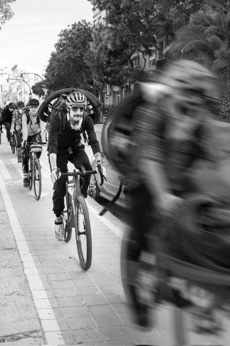 Tenía MUCHAS ganas de escribir, se me da mucho mejor que hablar 🫣, sobre lo que ha sido vivir una DANA sobre ruedas.

Más de 800km en bici llevando soporte de forma eficiente en momentos de crisis absoluta.

Aún lo pienso y me explota la cabeza 🤯

es.coros.com/stories/athlet…