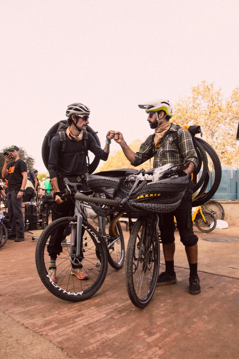dualcillo's tweet photo. Tenía MUCHAS ganas de escribir, se me da mucho mejor que hablar 🫣, sobre lo que ha sido vivir una DANA sobre ruedas.

Más de 800km en bici llevando soporte de forma eficiente en momentos de crisis absoluta.

Aún lo pienso y me explota la cabeza 🤯

https://t.co/cpoKnswFKu https://t.co/qQM0ZXDhaZ