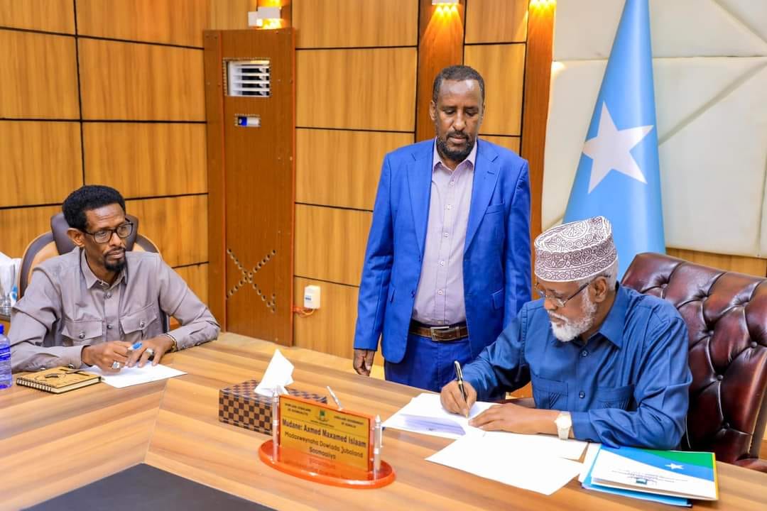 mojcajubaland's tweet photo. 1/ Today 5 Dec 2024, H.E @PresidentMadobe has issued a decree for the implementation of the Participatory Public Policy Framework for #Jubaland, A Guide to Public Policy Formulation &amp; Legislative Drafting, which was prepared by @mojcajubaland https://t.co/W1M7imlCYR