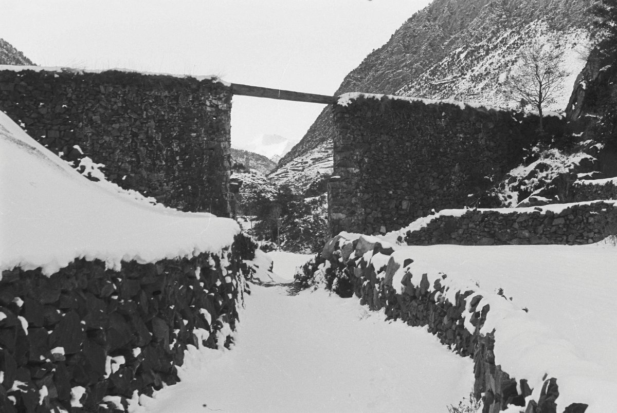 🪨🇦🇩❤️ La pedra seca és molt més que una tècnica constructiva: és un llegat ancestral que aprofitava recursos naturals amb respecte pel medi ambient. Ara, el seu art, inclòs en el Patrimoni Cultural Immaterial, uneix Andorra amb altres països en un reconeixement mundial! 🎉