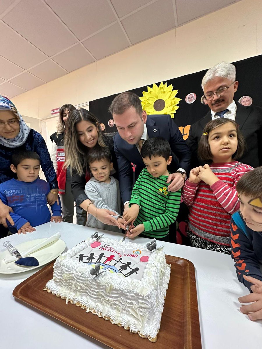 MutOzelEgitmAnk's tweet photo. Okulumuzdaki 3 Aralık Dünya Engelliler Günü programı İlçemiz Kaymakamı Sayın Mustafa Özbay’ın da katılımıyla gerçekleşti. @MersinValiligi @ahpehlivan53 @MersinMEM @fazilet_durmus @KaymakamlikMut @mut_mem @erddlk33 https://t.co/URZvr03DS1