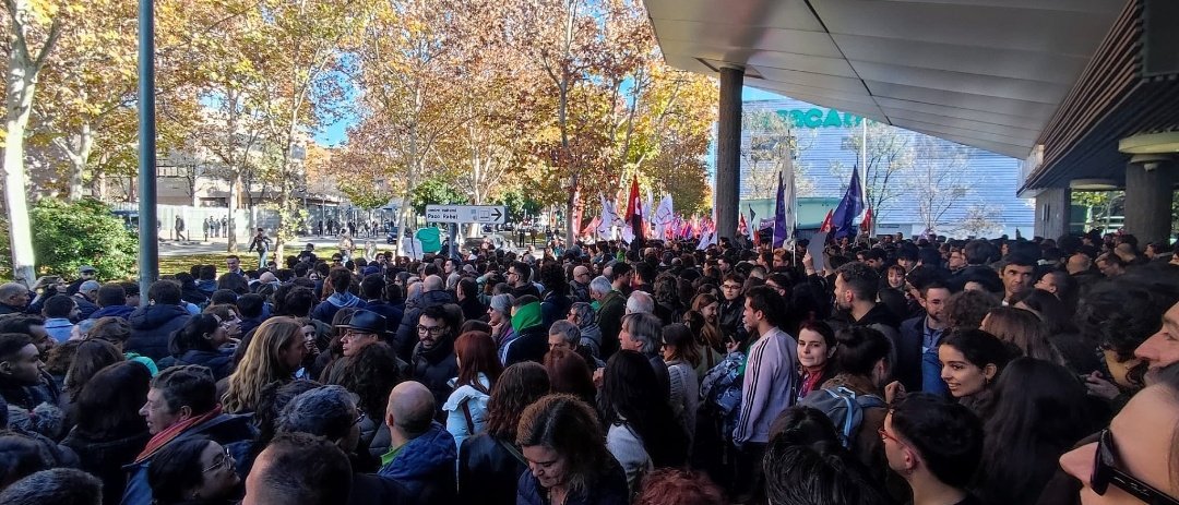 FJIprecarios's tweet photo. Hoy el sector de la investigación ha salido a la calle para exigir la dignidad que merecen las universidades públicas de Madrid

Ahora debemos seguir avivando esta 🔥 y expandirla por todo el sistema universitario, hasta que la #precariedad no sea la realidad de ninguna compañera https://t.co/YIsuwgggF9