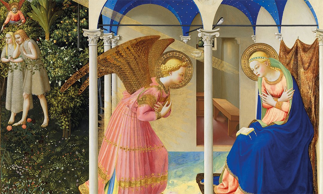 profsecundario's tweet photo. En El Prado uno siempre tiene la impresión de que ha visto más cosas de las que debería y que, al final, el empeño por recorrer el bosque no le ha permitido ver mejor sus árboles. Hoy me llevo, sobre todo, a Fra Angelico y ese rayo de luz que ilumina y alimenta el seno de la Virgen de su Anunciación y que parece salir del cuadro para alcanzar más allá de sus estrechos márgenes. 

En el Tyssen mi mujer y yo tuvimos un debate acerca de la chica solitaria que aparece en "Habitación de hotel", de Edward Hopper. En realidad, es un debate que podríamos tener casi sobre cualquier pintura de Hopper. En esa chica semidesnuda que lee una nota sentada en el borde de la cama, con el equipaje en una esquina y aún por deshacer, yo no siento tristeza. Mi mujer sí, y dice que yo no la siento porque mi gran anhelo en la vida es que me dejen leer en paz. 

Seguramente tiene razón. Ella sabe mucho más sobre arte que yo, aunque no se lo crea y circunscriba el conocimiento artístico al conocimiento de la Historia del Arte, como si el recuento de las circunstancias históricas permitieran alcanzar la verdad del presente mágico de esas obras. Por eso no ha dejado de preguntarme fechas y datos sobre quiénes reinaban en España en el momento de pintarse este o aquel cuadro, como si la persona de Felipe IV permitiera entender el gesto que Velázquez dibujó en el rostro de sus bufones. 

Es cierto que la mirada del historiador otorga perspectiva y hondura en la interpretación de la pintura, pero ese placer obtenido por el historiador corre, en cierto modo, paralelo al placer que la mirada del artista puede producir al posarse sobre la pintura. Quizá por eso, por esa conjunción de miradas distintas, por esa continua complementariedad entre su ser y el mío, estemos aquí hoy y para siempre mi mujer y yo, dejándonos iluminar por ese rayo vivificante que con tanta maestría supo representar Fra Angelico.
