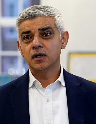 TheBritLad's tweet photo. Sadiq Khan is set to receive a knighthood and will officially be known as SIR Sadiq Khan.   

I think Tommy Robinson is the one who truly deserves a knighthood. 

Who agrees with me? https://t.co/yufUwtnRsW