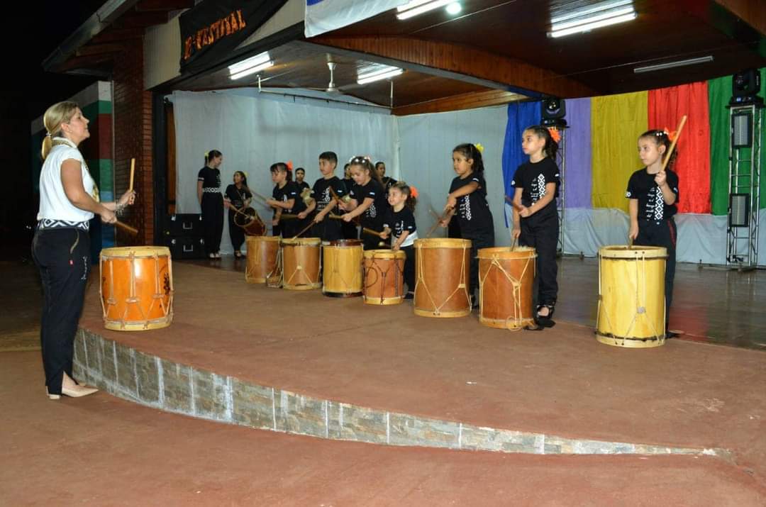 ::. CIERRE ANUAL De la ESCUELA DE DANZAS FOLCLÓRICAS " LAZOS DE MI TIERRA GAUCHA"

Hace unos días se realizó esta actividad como cierre anual. Contó con la presencia de escuelas de danzas invitadas. Felicitamos a los bailarines, padres y a la Prof Yanina Leschnik por el trabajo.