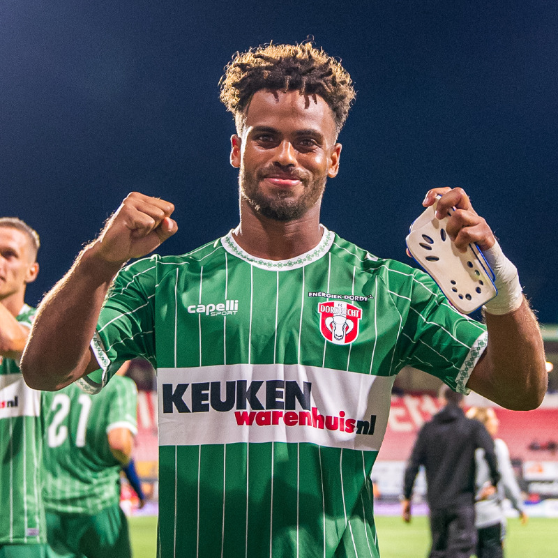 fcdordrechtnl's tweet photo. 🎥 𝐒𝐏𝐄𝐂𝐈𝐀𝐋𝐄 𝐁𝐎𝐎𝐃𝐒𝐂𝐇𝐀𝐏 𝐕𝐀𝐍 𝐇𝐈𝐋𝐓𝐎𝐍

John Hilton heeft een speciale videoboodschap achtergelaten voor jullie, de supporters, met het oog op de wedstrijd tegen Telstar!

Klik op de afbeelding om de boodschap te bekijken 👀

#FCDordrecht #DORTEL