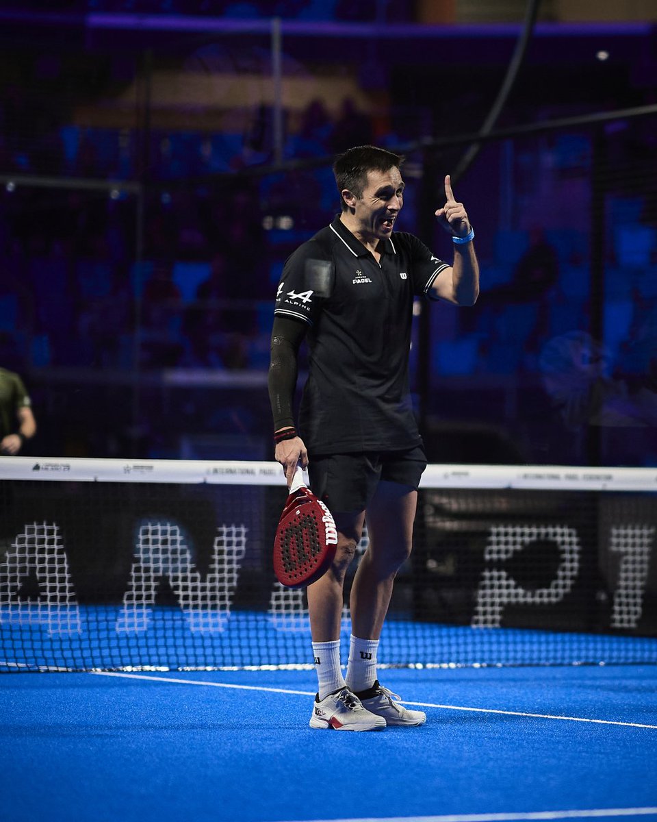 reydelglobo's tweet photo. GRACIAS BELA POR TANTO PADEL🇦🇷

El resultado quedo en un segundo plano, el circuito entero presenciando el ultimo partido profesional del mejor jugador de toda la historia Fernando Belasteguin.

45 años y una carrera inigualable.

Siempre vas a ser el Numero 1 BOSS! https://t.co/L1qd2NAP4n
