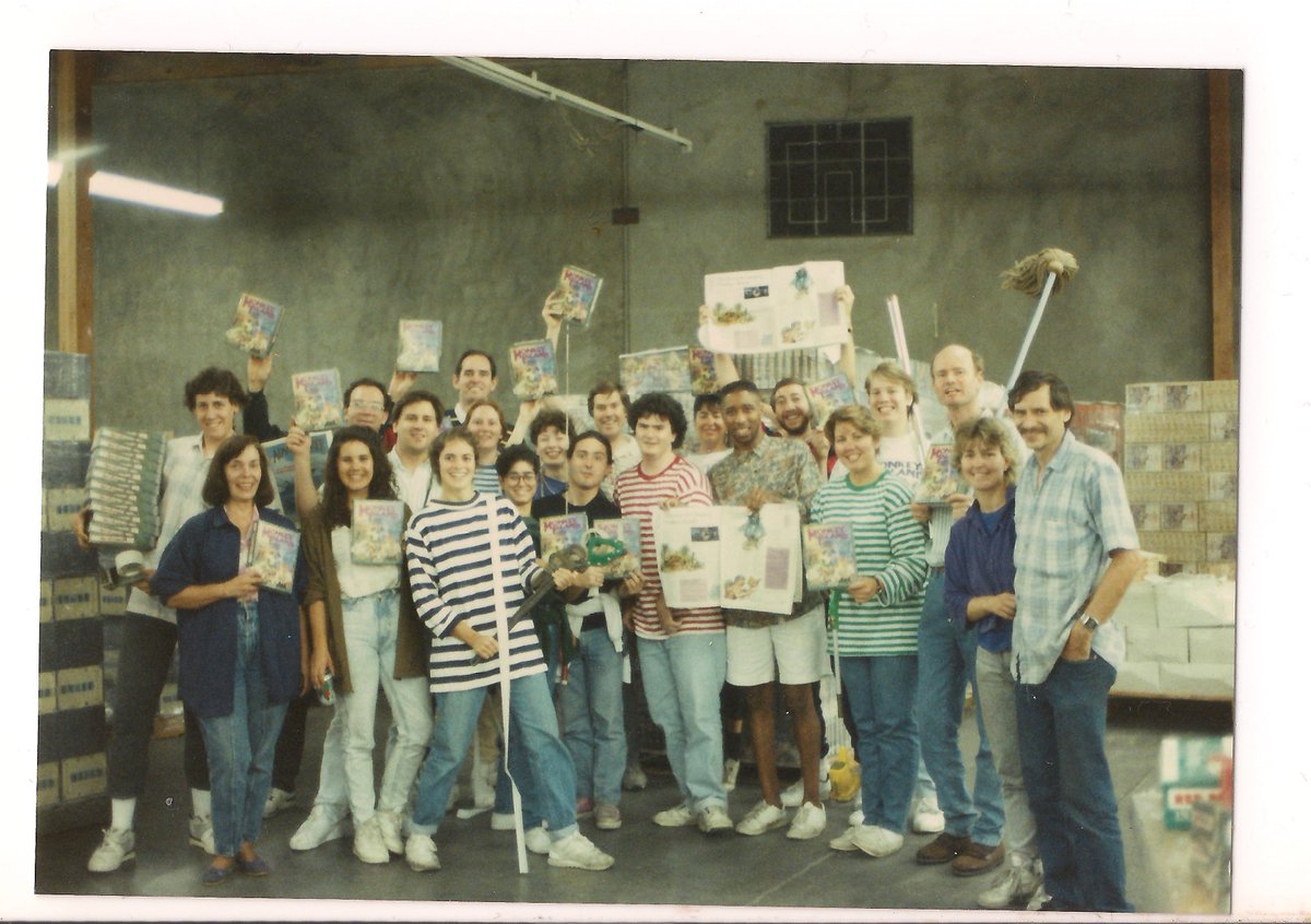 Foto del equipo de LucasArts la noche que llegaron los originales de Monkey Island al almacén.