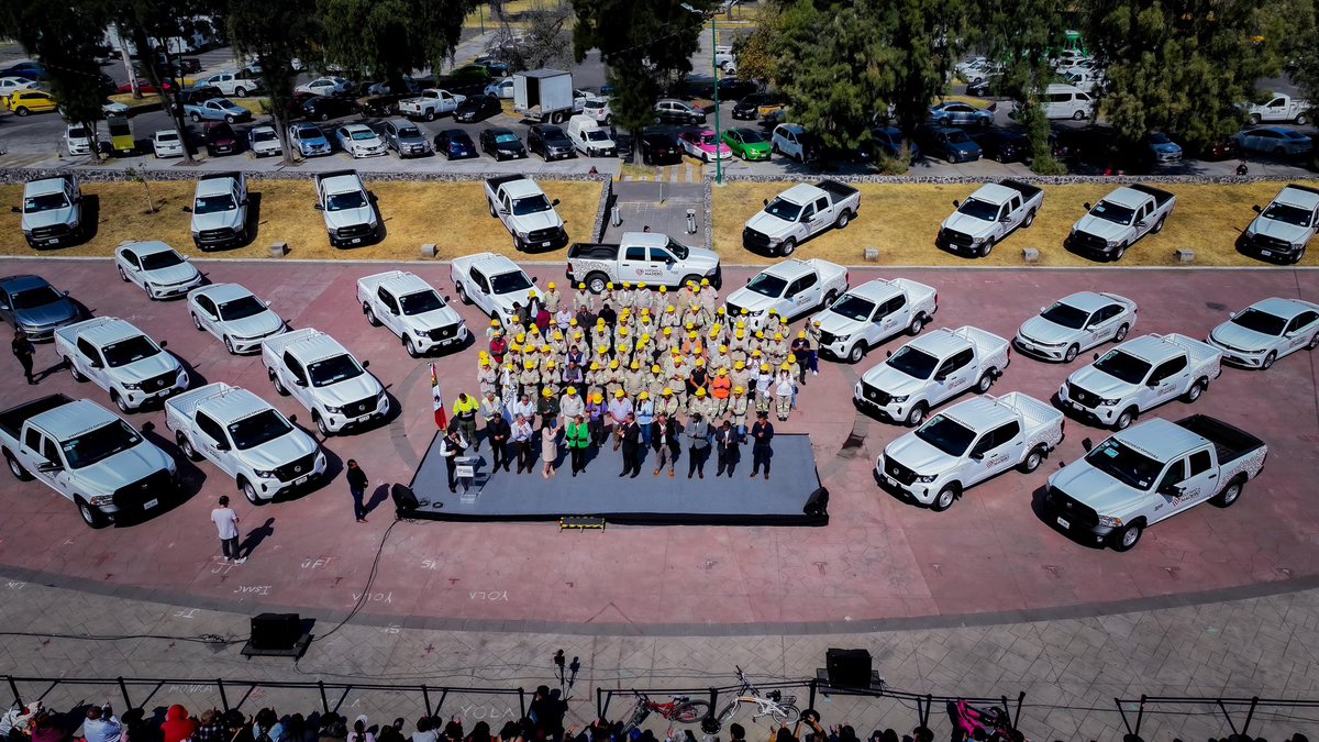 yancolozano's tweet photo. Pusimos manos a la obra y al día de hoy, entregamos 30 camionetas nuevas 🚑🚛 a lxs trabajadores de Servicios Urbanos, así como a las oficinas de Agua Potable y Obras Viales de las diferentes Direcciones Territoriales de #GAM, para brindar un mejor servicio a la población. https://t.co/NP1kpdD6BT