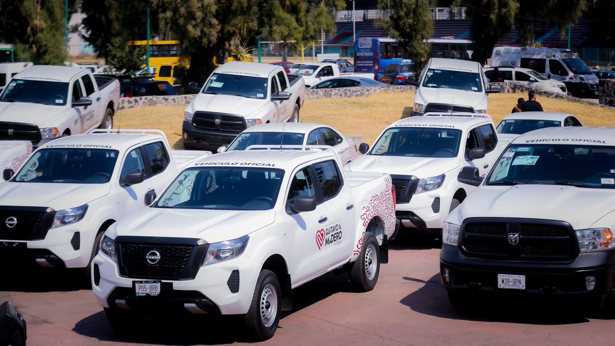 yancolozano's tweet photo. Pusimos manos a la obra y al día de hoy, entregamos 30 camionetas nuevas 🚑🚛 a lxs trabajadores de Servicios Urbanos, así como a las oficinas de Agua Potable y Obras Viales de las diferentes Direcciones Territoriales de #GAM, para brindar un mejor servicio a la población. https://t.co/NP1kpdD6BT