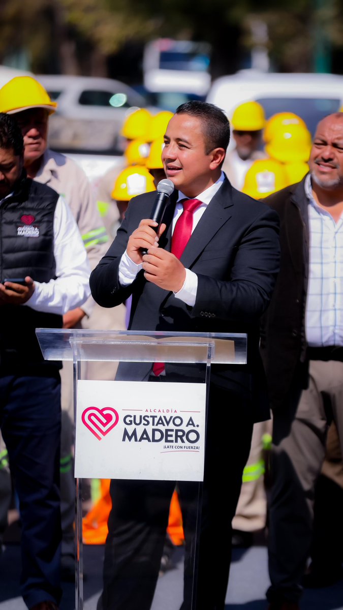 yancolozano's tweet photo. Pusimos manos a la obra y al día de hoy, entregamos 30 camionetas nuevas 🚑🚛 a lxs trabajadores de Servicios Urbanos, así como a las oficinas de Agua Potable y Obras Viales de las diferentes Direcciones Territoriales de #GAM, para brindar un mejor servicio a la población. https://t.co/NP1kpdD6BT