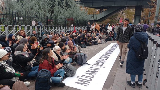 esmaulhusnaslan's tweet photo. Mülakat mağduriyetlerini duyurmak için nöbet tutan öğretmenlere şimdi de zor kullanıyorlar. Önce haklarını yediler bugün protestolarını engelliyorlar. 

Mülakatı kaldırın! Öğretmenlerimize haklarını verin! 

#ÖğretmenlerGözaltında 
#MEBdeEkYerleştirmeNöbeti https://t.co/OXDOMn77hI