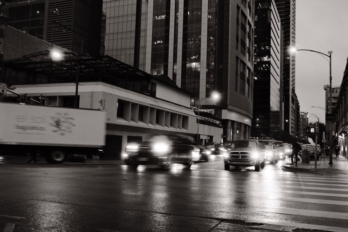 byrdspov's tweet photo. A cold and rainy downtown Austin, Texas. #x100v https://t.co/aJOumMh6xW
