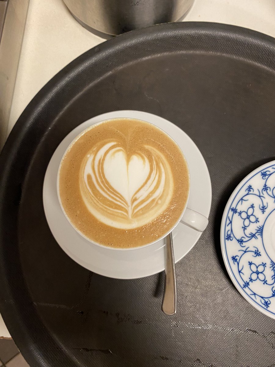 diesefiliz's tweet photo. Freunde. Heute gab es endlich mal wieder einen Lichtblick in meiner Latte-Art-Entwicklung: https://t.co/UyjxDegG3h