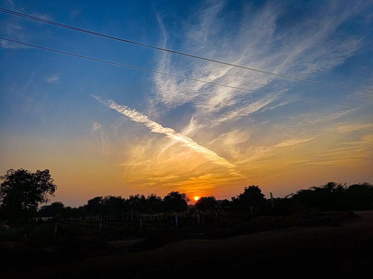 MrQuantum1915's tweet photo. @RCederfjard Spot the flight!
#sunse #nature https://t.co/sjS9TvNE4c