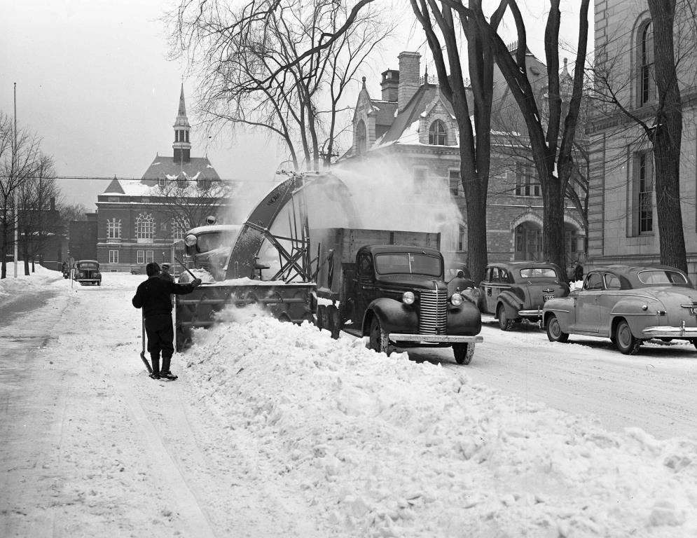 NHSecretary's tweet photo. Just like many of us this morning eagerly awaited our snowplows, so too did these NH residents in 1943 and 1958! #ThrowbackThursday #archives #NewEnglandWinter https://t.co/unfia93Ac3