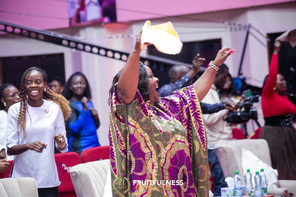 pstpauline_g's tweet image. Mamlaka na nguvu (Authority and power)
NI zako ewe Bwana (Belongs to You oh Lord)
Utukufu na Sifa (Glory and praise)
NI zako ewe bwana (Belongs to You oh Lord)

#21DaysOfGlory