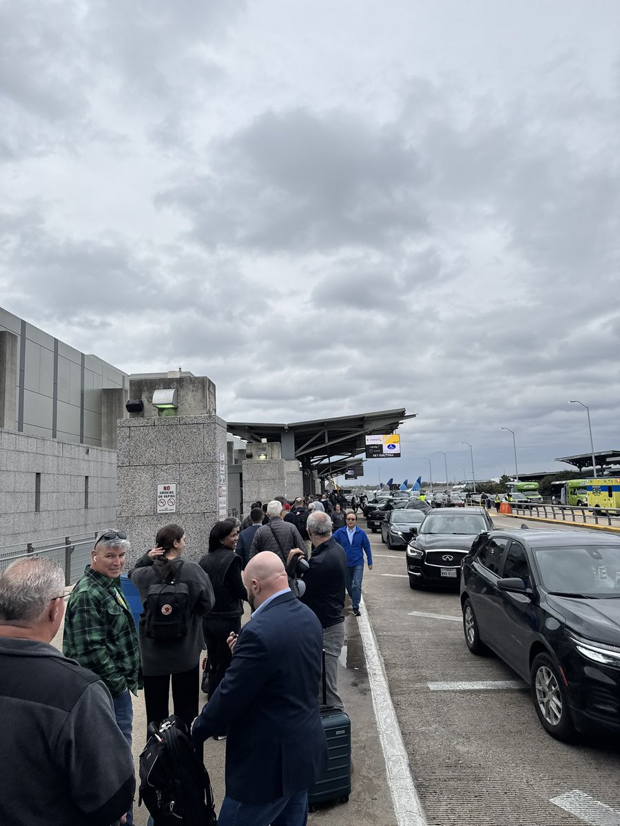 fredsox23's tweet photo. WHAT IS GOING ON@AUStinAirport https://t.co/lVSrX0DXXs