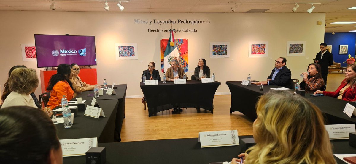 SRE_mx's tweet photo. 📸 Como parte de su visita a Dallas, el canciller Juan Ramón de la Fuente se reunió con mujeres mexicanas🇲🇽, quienes compartieron sus historias y las aportaciones de cada una a la comunidad hispana residente en Texas🇺🇸. 

Durante el diálogo, las mujeres, quienes se desempeñan en sectores como comercio, educación, comunicaciones y salud, entre otros, expresaron los principales retos que observan en la comunidad, así como las áreas de oportunidad y las propuestas para ampliar la colaboración con la @SRE_mx, para así reafirmar el compromiso y beneficiar a la población mexicana en la circunscripción.

El canciller agradeció la labor de las mexicanas presentes y reconoció la importancia de su papel en el desarrollo de la población, así como el alcance que pueden tener en cada una de sus comunidades. Les transmitió el compromiso de México de velar por su comunidad migrante y reiteró que atenderá todos los retos que se presenten en el futuro.

#ProtecciónConsularMX