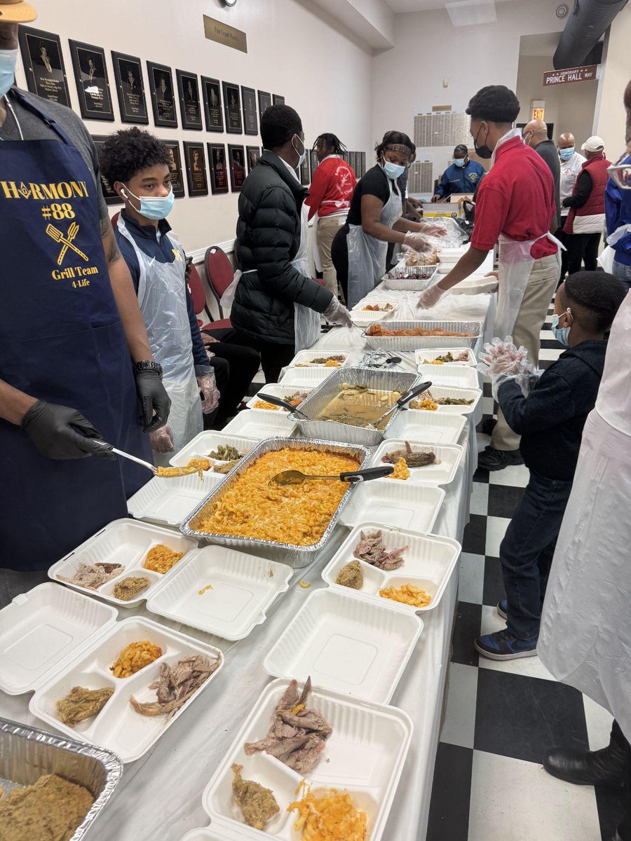 Alderman Lamont J. Robinson (@lamontjrobinson) on Twitter photo Thank you to everyone who participated in our Senior Thanksgiving Meal Delivery last week! Together with <a href="/ToniPreckwinkle/">Toni Preckwinkle</a> & <a href="/StateRepKim/">Kim du Buclet</a>, we provided over 1,000 meals to seniors in the 4th Ward. This would not have been possible w/out the support of our dedicated volunteers! Thank you to everyone who participated in our Senior Thanksgiving Meal Delivery last week! Together with <a href="/ToniPreckwinkle/">Toni Preckwinkle</a> & <a href="/StateRepKim/">Kim du Buclet</a>, we provided over 1,000 meals to seniors in the 4th Ward. This would not have been possible w/out the support of our dedicated volunteers!