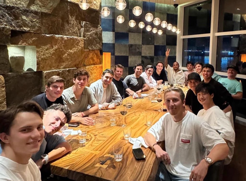 reasonleclerc_'s tweet photo. A distância entre o Max e o George 😂😂 https://t.co/6yZvRtq8Le