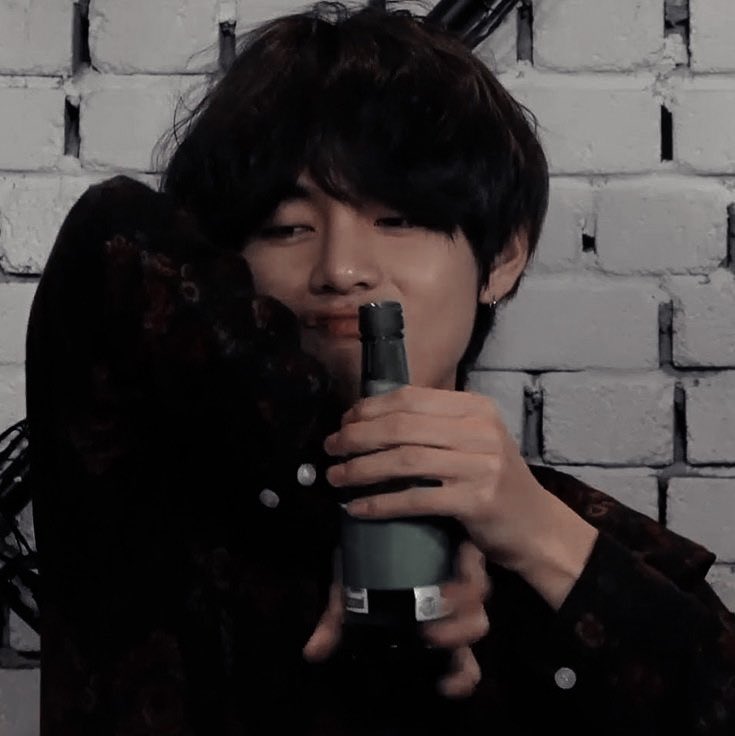 jin94i's tweet image. #drabble #taekookau where;

Jungkook is a barman, so he sees drunk people everyday. But he didn’t expect that one night he’s going to find his friend’s underage brother throwing up at the back of the club he’s working at.