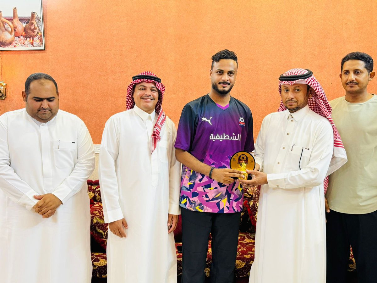 بحضور مدير مكتب رابطة الهواة بأحد المسارحة ورئيس جمعية التنمية الأهلية بأحد المسارحة، إدارة فريق الشطيفية تكرم اللاعبين بمناسبة تأهلهم لدور ال32 بكأس الهواة بجازان 2024
#رابطه_احد_المسارحه