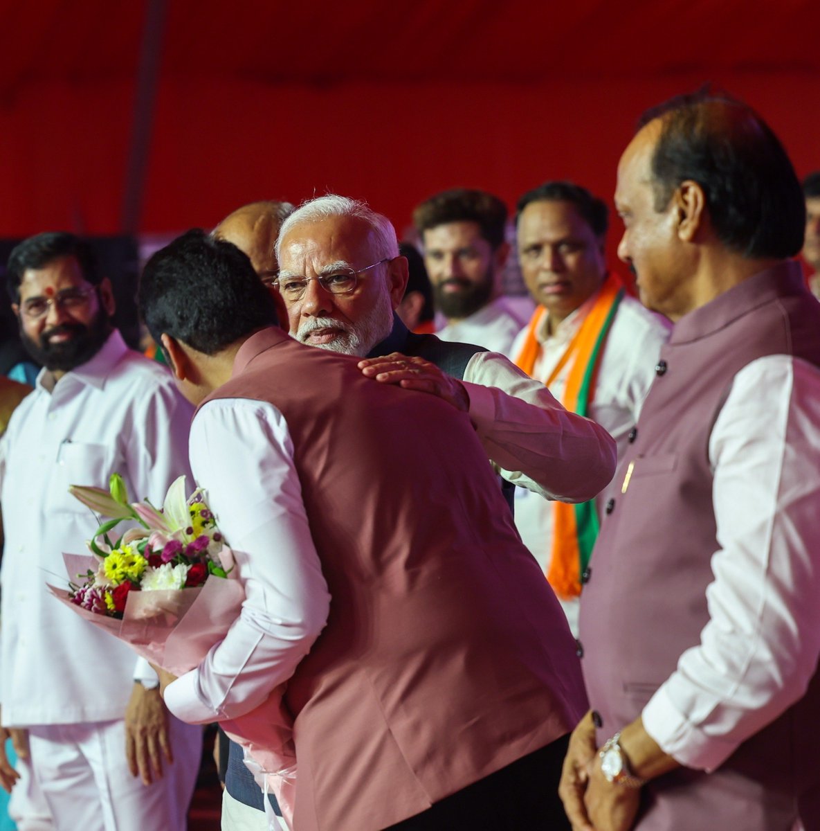 Dev_Fadnavis's tweet photo. 🔸Heartfelt gratitude, Hon PM Narendra Modi Ji, for your heartwarming presence, blessings and wishes.
Under your visionary leadership, our MahaYuti will do best for Mission ‘Viksit Maharashtra, Viksit Bharat’.
🔸आपल्या बहुमूल्य आशीर्वाद आणि शुभेच्छांसाठी हृदयपूर्वक आभार मा. पंतप्रधान नरेंद्र मोदीजी..!
आपल्या कार्यकुशल नेतृत्त्व आणि मार्गदर्शनाने महायुती सरकार विकसित भारताच्या संकल्पामध्ये महाराष्ट्र मोलाची भूमिका निभावण्यास सज्ज आहे.
🔸आपके आशीर्वाद और शुभकामनाओं के लिए बहुत-बहुत आभार, मा. प्रधानमंत्री नरेंद्र मोदी जी!
आपके दूरदर्शी नेतृत्व और मार्गदर्शन में महायुति सरकार विकसित भारत की संकल्पपूर्ति में महाराष्ट्र महत्वपूर्ण भूमिका निभाने के लिए पूरी तरह तैयार है।

5-12-2024📍Mumbai | ५-१२-२०२४📍मुंबई.
@narendramodi
#Maharashtra #Mumbai #OathCeremony
