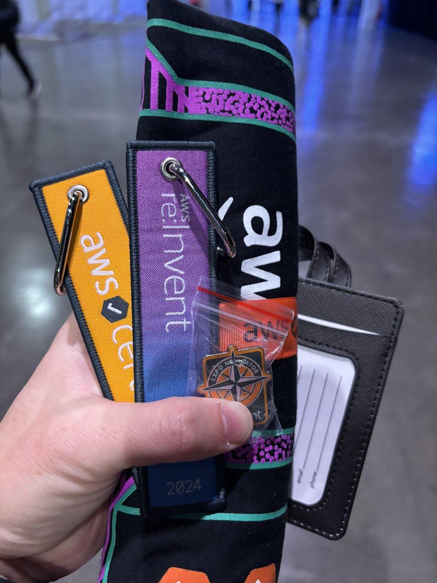 Nobta11's tweet photo. #AWSreInvent EXPO 横のSWAG (パーカー)を受け取った場所で、資格認定者のみのSWAGを受け取ることができるようです https://t.co/5CndI7BIlP