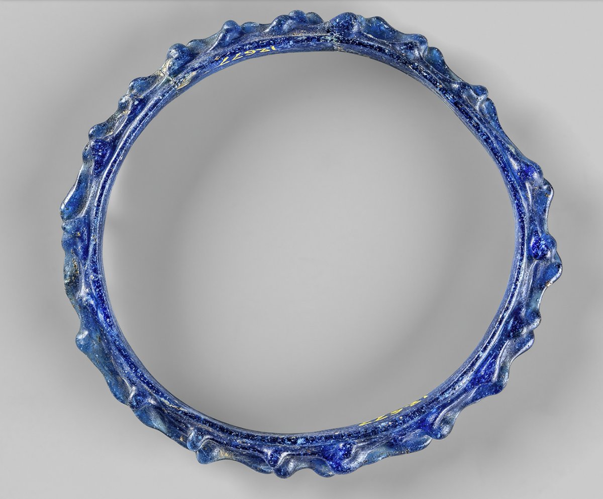 Aradi_20's tweet photo. Bracelet gaulois en verre bleu, Saint-Étienne-au-Temple, IIe siècle av. J.-C. 

(musée d'Archéologie nationale, Valérie Gô 📸). https://t.co/KMsQc5KJ7J