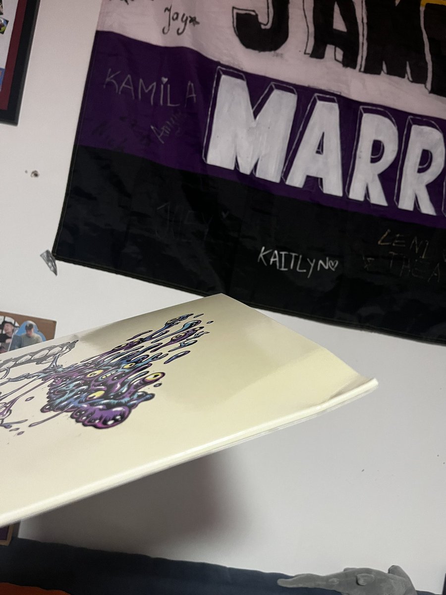 awty_aiden's tweet photo. @moremarriott @JamesMarriottYT 
Could you please help me out. I got a different tote than i ordered (i didn’t even know these existed) and both my bt vinyls are really damaged :( https://t.co/okUYxsCeEp