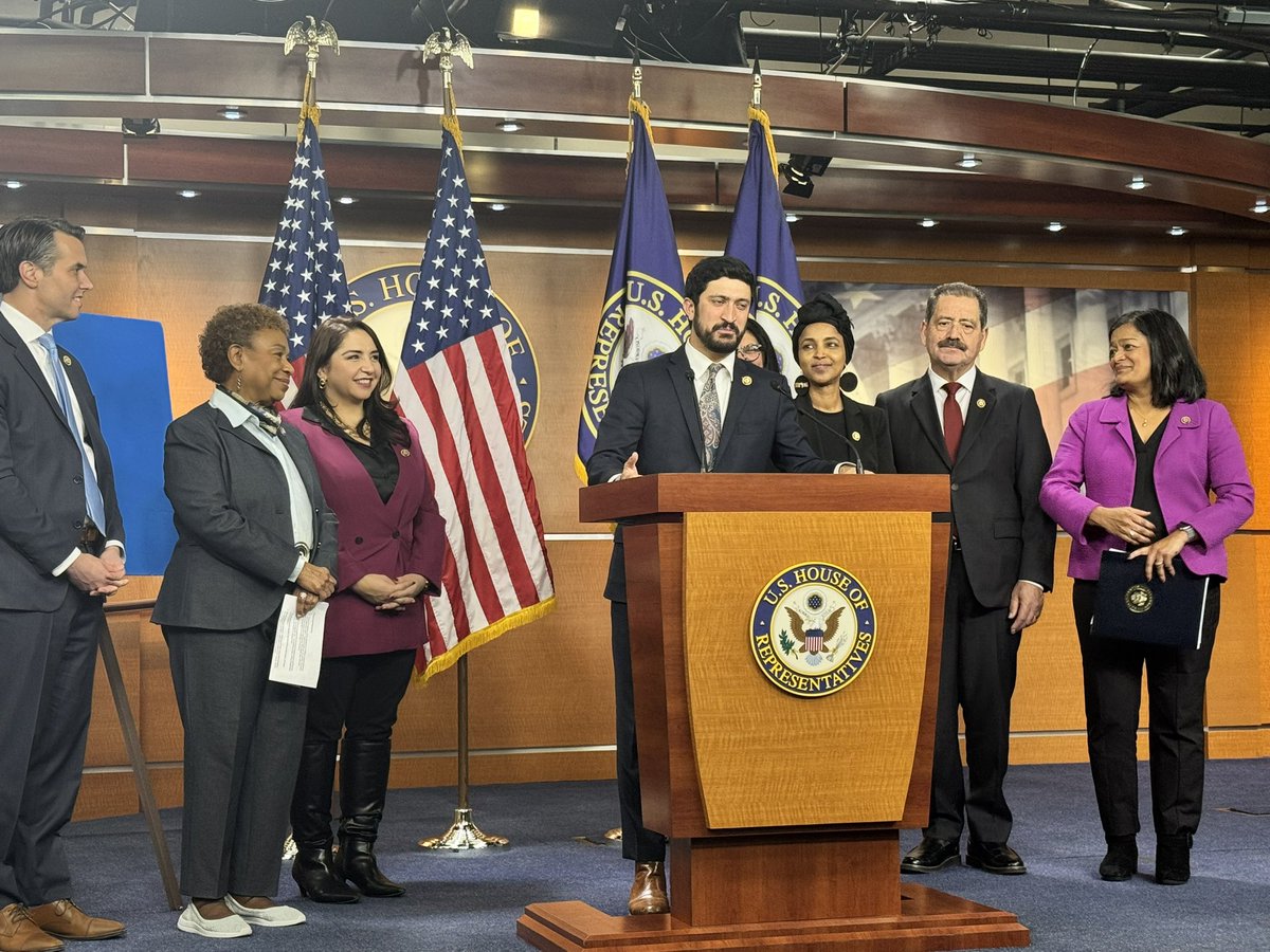 matthewichoi's tweet image. Greg Casar after being unanimously elected chair of the Congressional Progressive Caucus:

“If the Democratic Party was a little more like Chairwoman Jayapal and a little less like Joe Manchin, I think we would have won this election”