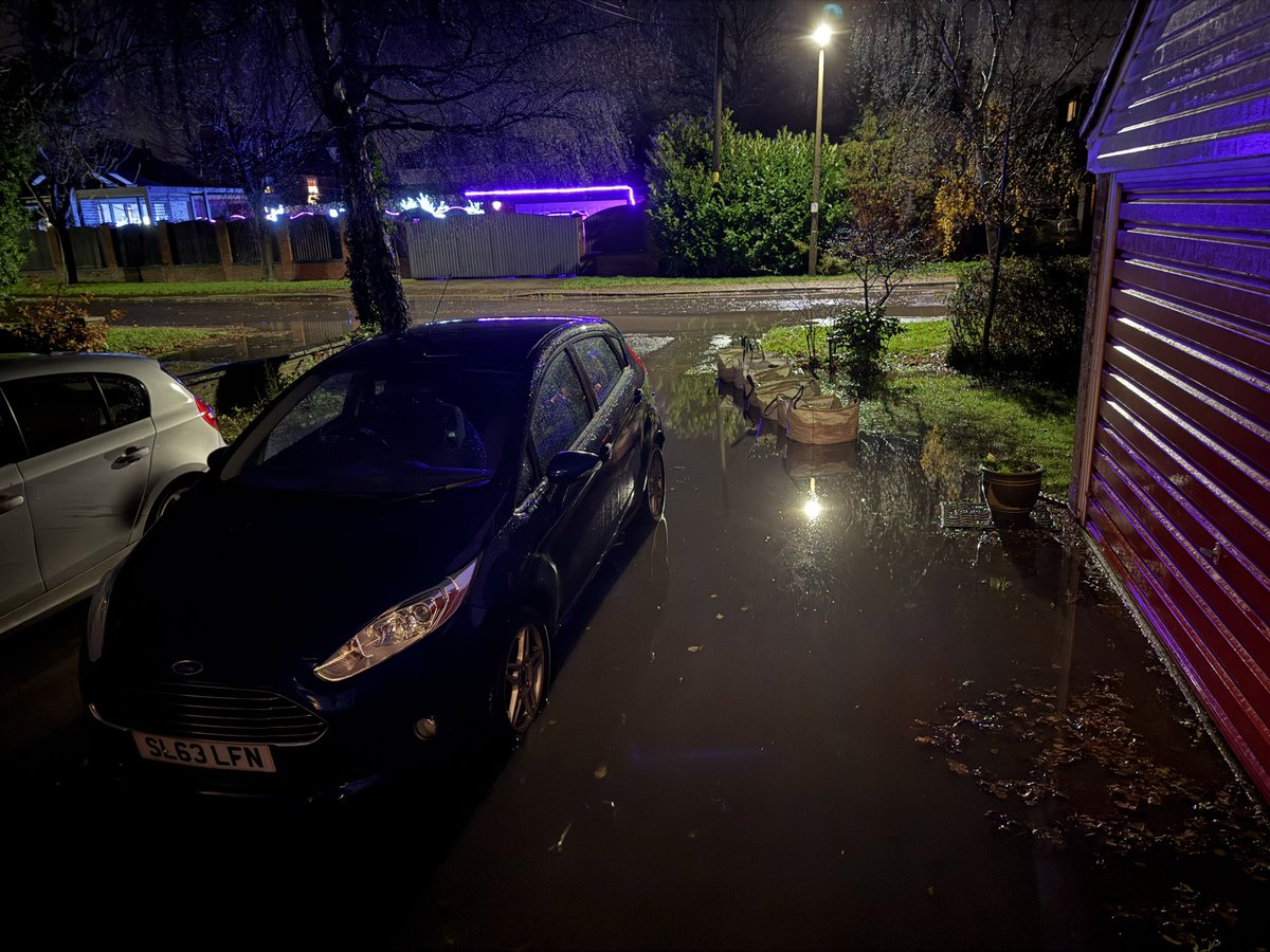 Tintin_Running's tweet photo. @essexhighways Just a few more pictures - this water would not be on our driveway if your maintained drain was in working order! https://t.co/3roLS2fGVi