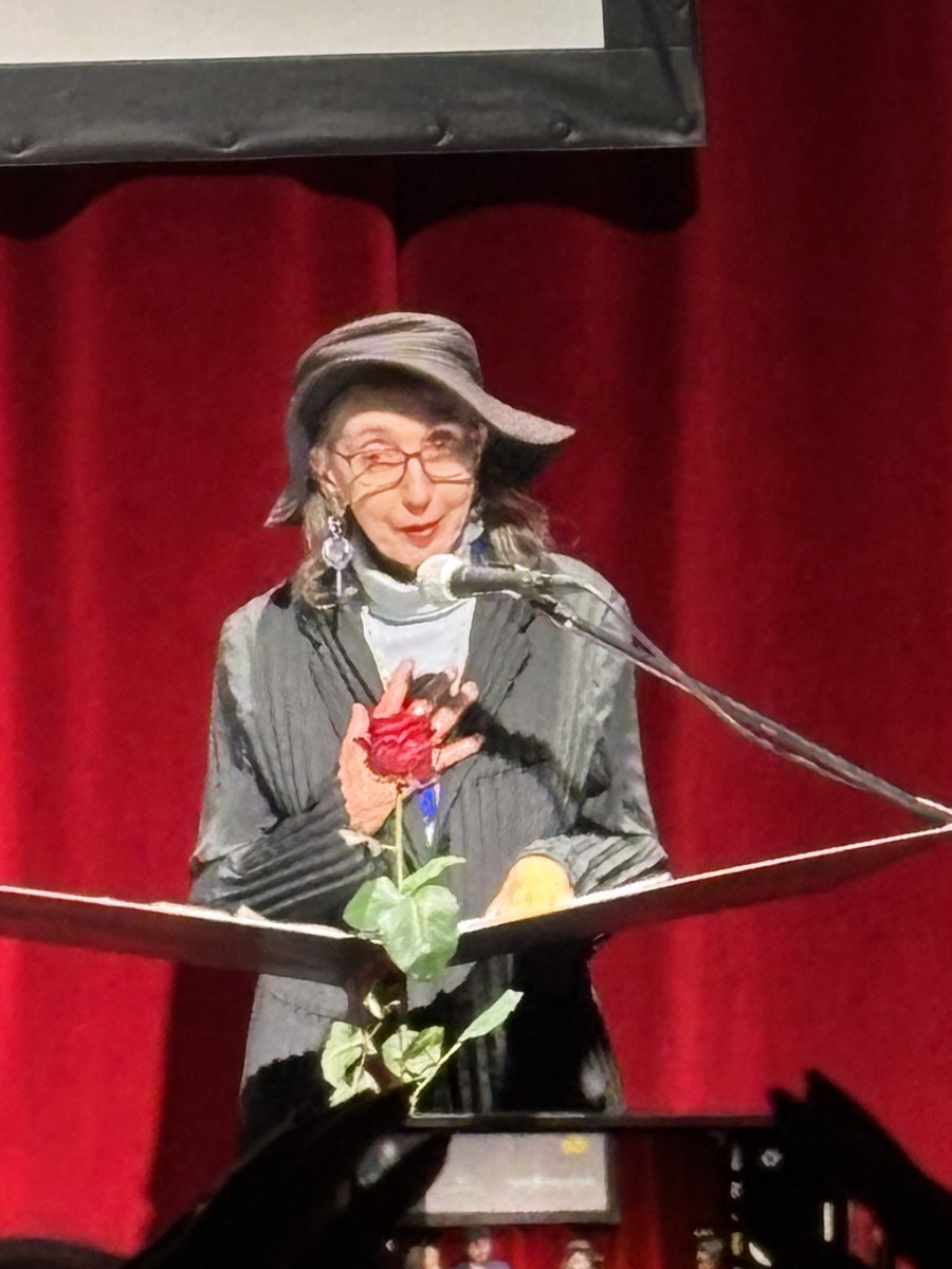 MariatildeZilio's tweet photo. Premio Chandler a Joyce Carol Oates, Noir in Festival, La Milanesiana.
Sugli Usa: “siamo una società senza speranza, sessista e razzista, una società in cui appare innaturale che una donna si candidi per un ruolo di comando. E questo inconscio collettivo ha vinto”. https://t.co/K3HeknUjVV