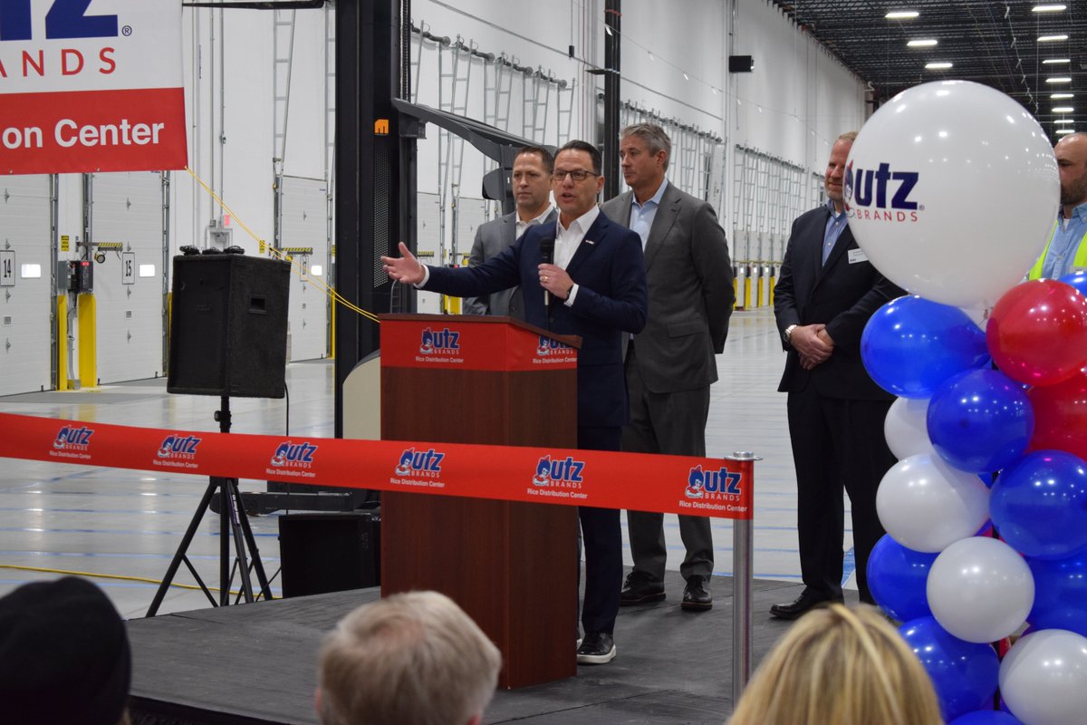 PAFoodMerchants's tweet photo. 🎀✂️ #PFMA joined member @UtzSnacks & @GovernorShapiro for the ribbon-cutting of their new 650,000 sq. ft. Distribution Center in Hanover, PA! 🍿🥨
Handling 1.1B pounds annually (18B servings!), this milestone shows Utz’s amazing growth. Congrats, Utz!
#UtzSnacks https://t.co/BL3vpgIraB