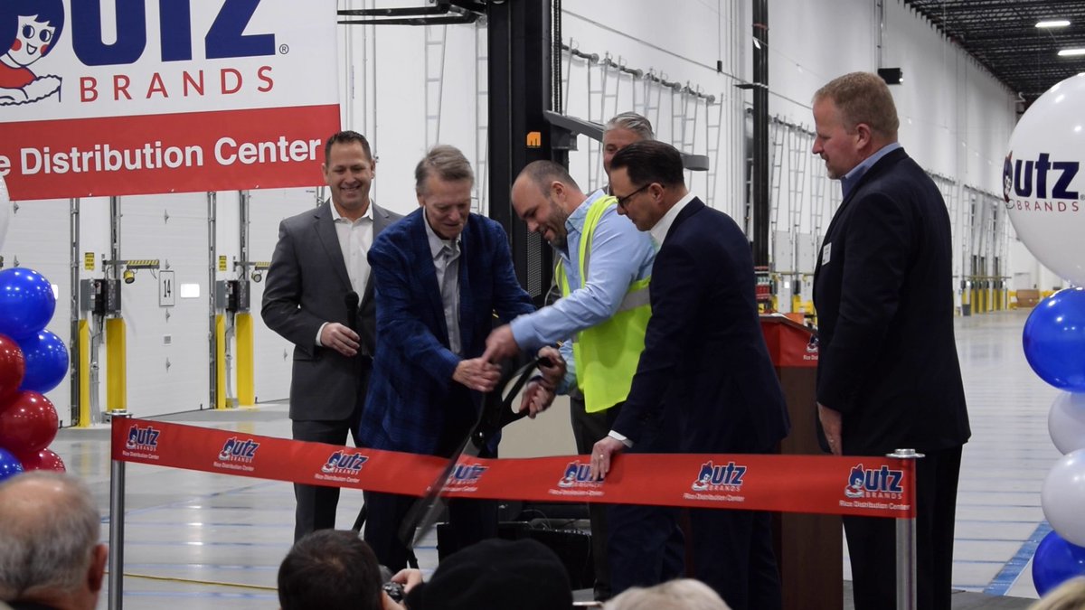 PAFoodMerchants's tweet photo. 🎀✂️ #PFMA joined member @UtzSnacks & @GovernorShapiro for the ribbon-cutting of their new 650,000 sq. ft. Distribution Center in Hanover, PA! 🍿🥨
Handling 1.1B pounds annually (18B servings!), this milestone shows Utz’s amazing growth. Congrats, Utz!
#UtzSnacks https://t.co/BL3vpgIraB