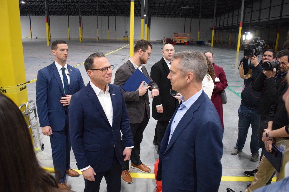 PAFoodMerchants's tweet photo. 🎀✂️ #PFMA joined member @UtzSnacks & @GovernorShapiro for the ribbon-cutting of their new 650,000 sq. ft. Distribution Center in Hanover, PA! 🍿🥨
Handling 1.1B pounds annually (18B servings!), this milestone shows Utz’s amazing growth. Congrats, Utz!
#UtzSnacks https://t.co/BL3vpgIraB