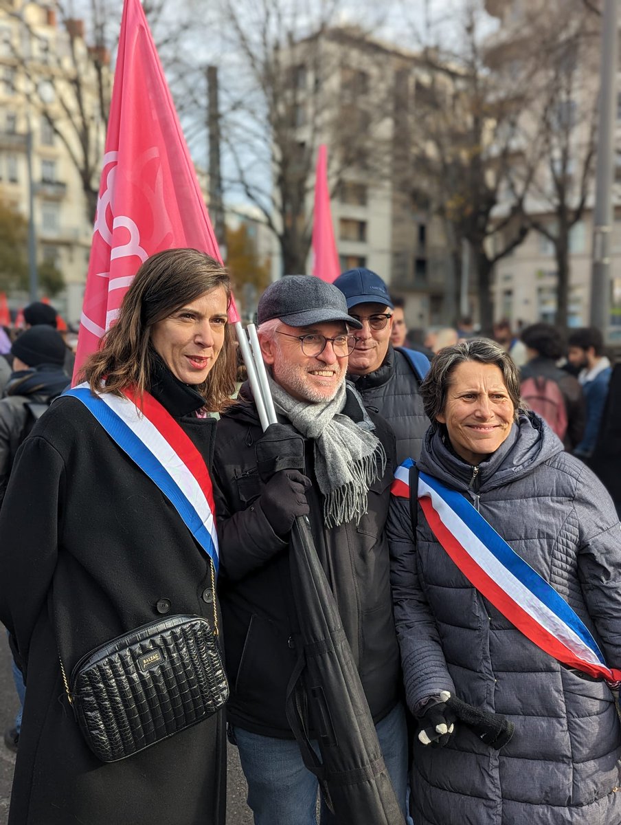✊ Les socialistes étaient présents à Lyon aujourd'hui aux côtés des syndicats pour dire non à la casse des services publics ! #SauvonsLesServicesPublics
<a href="/socialistesAN/">Députés Socialistes et apparentés</a> <a href="/senateursPS/">Sénatrices et sénateurs socialistes 🇪🇺</a>

▶️ Vous aussi, signez la pétition  :  parti-socialiste.fr/sauvons_les_se…